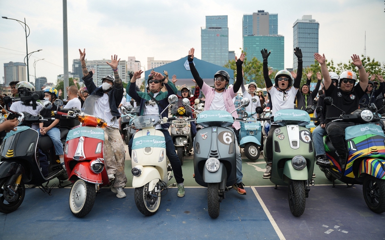 Đi Vespa không đơn giản là “chạy xe”, đó là một kiểu “trình diễn di sản”- Ảnh 1.