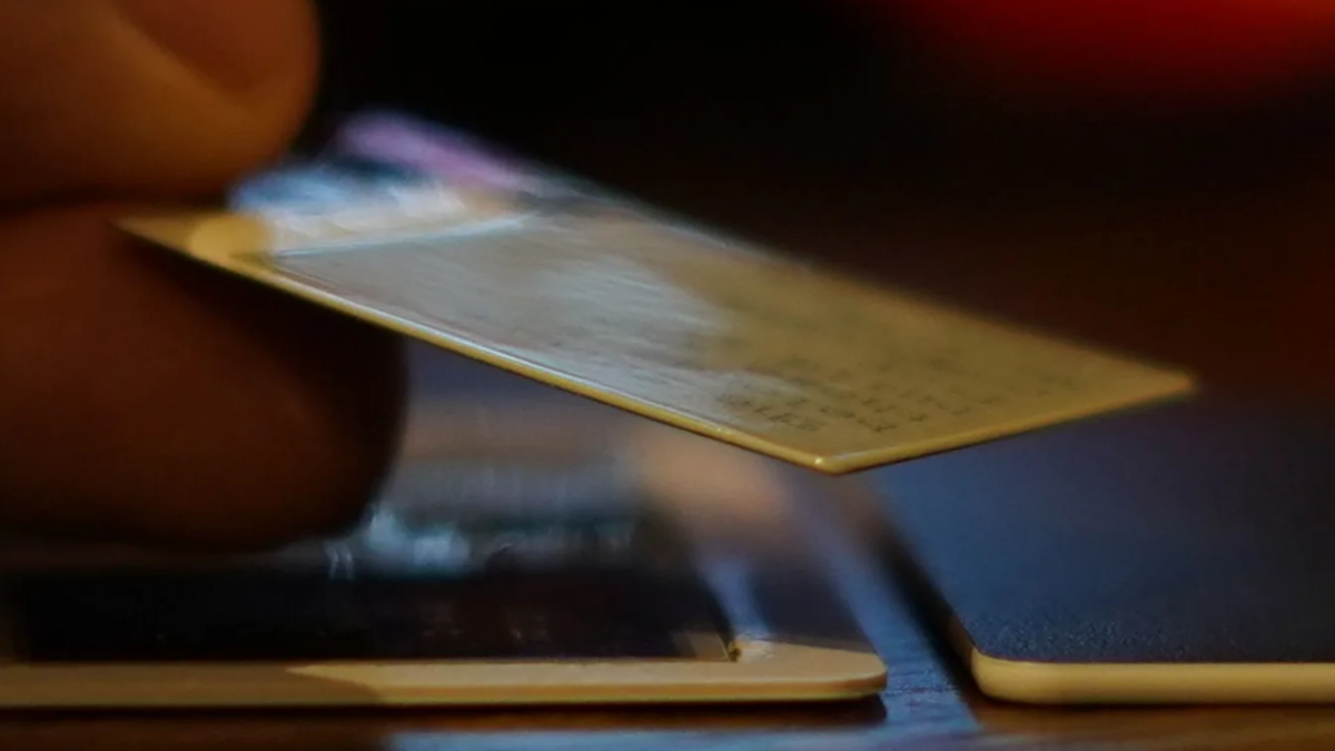 Cận cảnh chiếc máy tính Muxcard mỏng 1mm bằng tấm thẻ ATM, có Wi-Fi và màn hình E-Ink