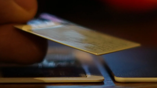 Cận cảnh chiếc máy tính Muxcard mỏng 1mm bằng tấm thẻ ATM, có Wi-Fi và màn hình E-Ink