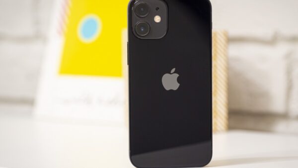 iPhone 12 Mini giá bán chỉ hơn 5 triệu, rẻ như cho, camera so kè vua tầm trung Galaxy A56 không lép vế