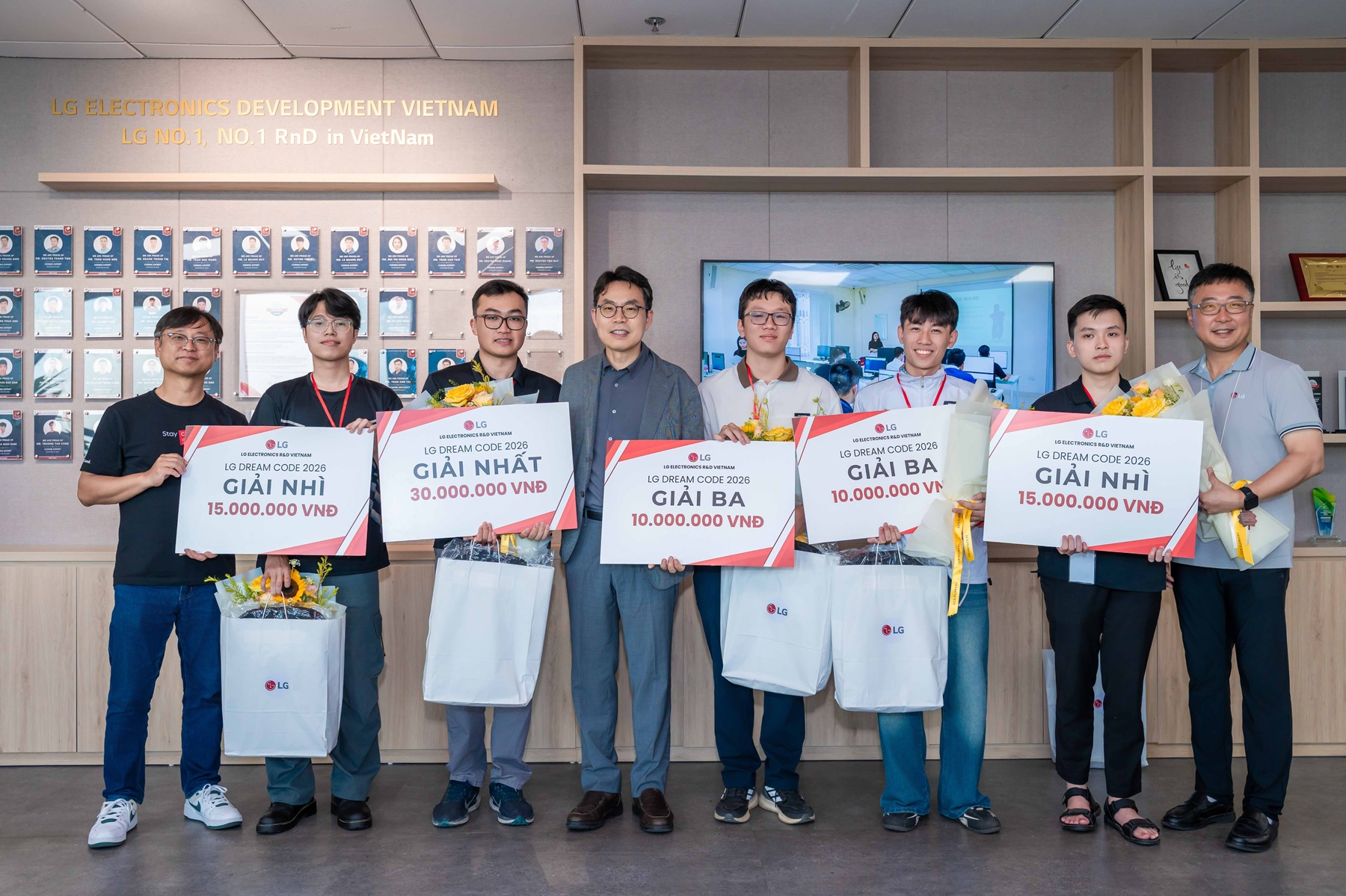LG kỷ niệm 10 năm phát triển phần mềm ô tô tại Việt Nam - Ảnh 3.