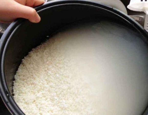 Vì sao không nên đổ nước vo gạo xuống cống?- Ảnh 3.