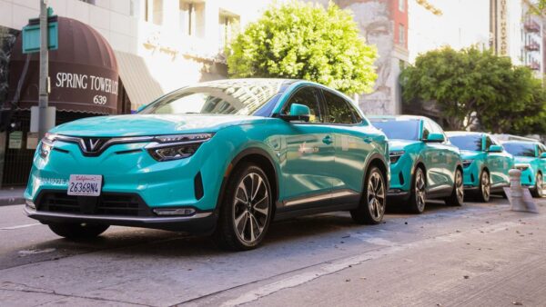 Tỷ phú Phạm Nhật Vượng mang dàn VF 8 đi chạy taxi tại Mỹ
